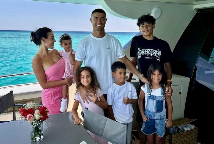 Cristiano Ronaldo and Georgina Rodríguez with their kids